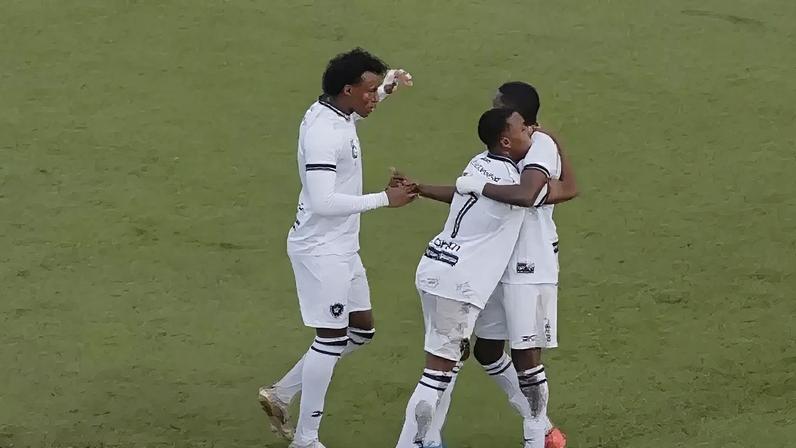 Valim tira do alcance do goleiro do Paranaense em cobrança de pênalti –