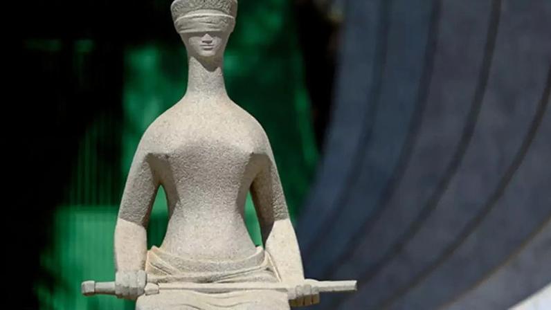 A estátua "A Justiça", localizada em frente ao prédio do STF, na Praça dos Três Poderes em Brasília.