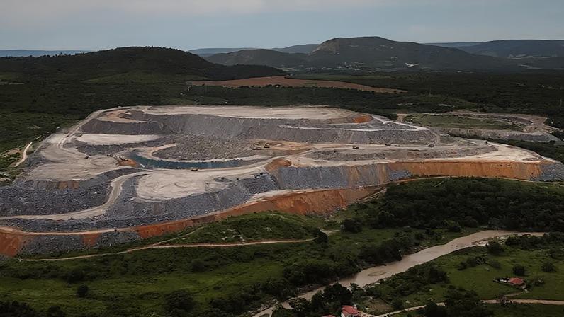 Na cidade de Poço Dantas, uma das mais impactadas pela mineração de lítio, pilhas de rejeitos estão próximas a casas