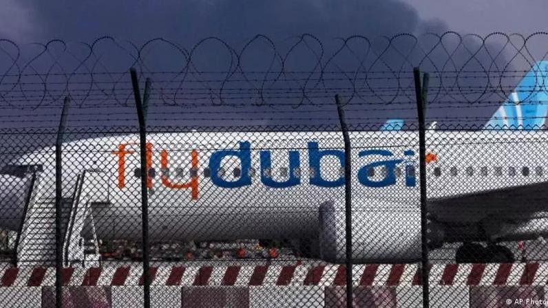 Fumaça sobre o aeroporto de Dubai, nos Emirados Árabes Unidos, após um ataque de drone
