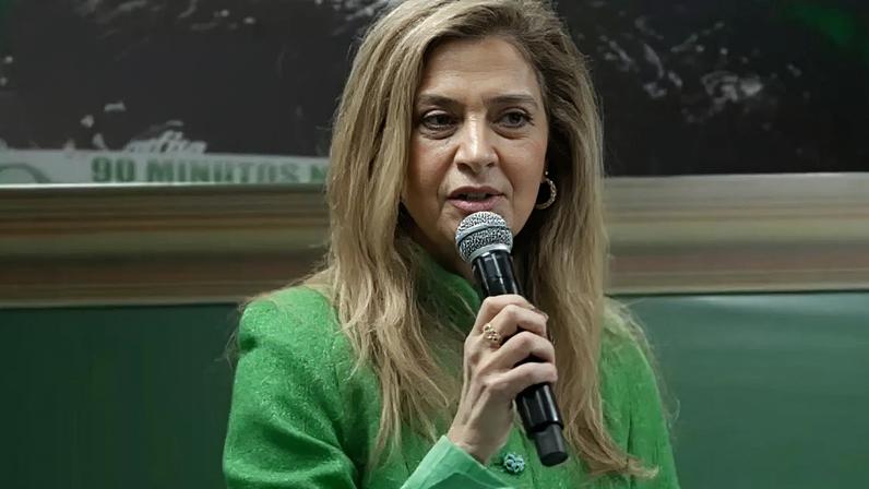 Leila Pereira conversa com o técnico Abel Ferreira –