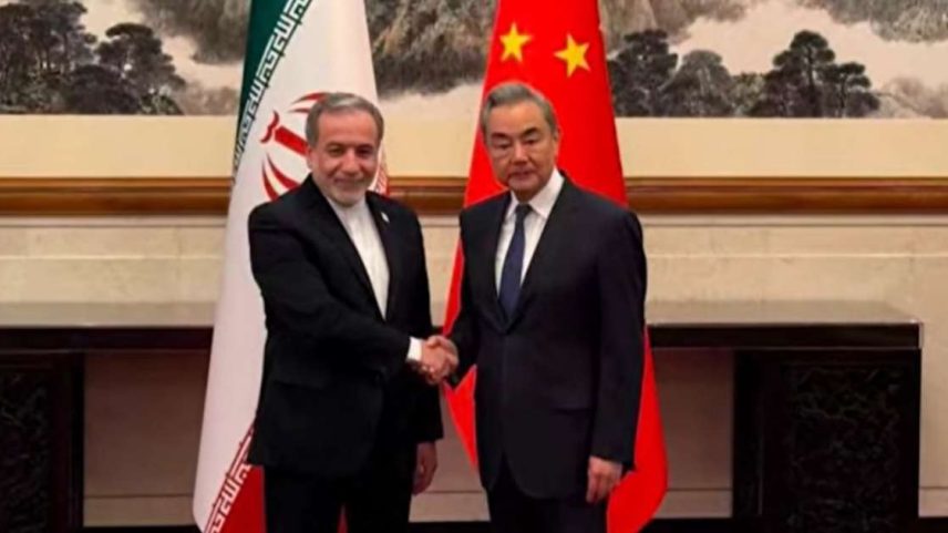 Os ministro das Relações Exteriores do Irã, Abbas Araghchi, à esquerda, e da China, Wang Yi. em Pequim. Em 6 de maio de 2026.