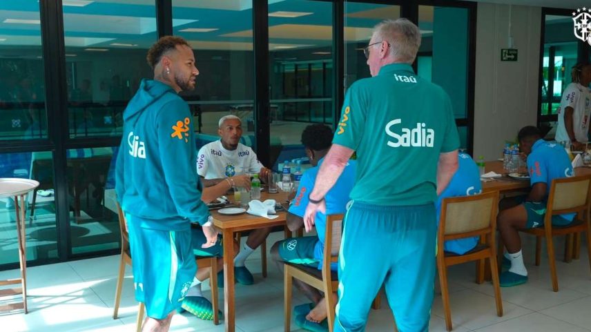 Neymar encontra Carlo Ancelotti em apresentação da Seleção