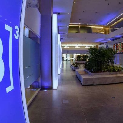 Pessoa física procura Petrobras (PETR4); instituições seguem outro caminho em abril