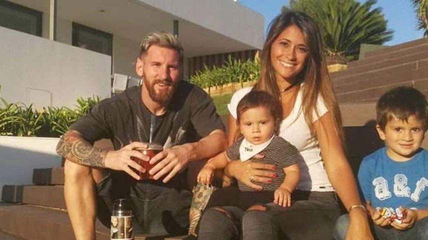 A mansão de 1.000m² de Messi: com estilo mediterrâneo, o refúgio milionário do jogador e de Antonela Roccuzzo tem piscina climatizada, quadra de padel, cinema e muito verde.