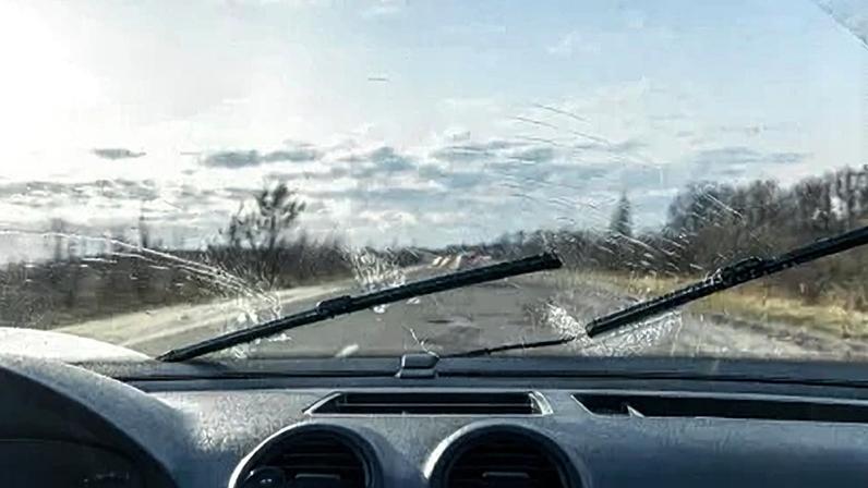 O raspador de plástico é o acessório mais seguro para remover a geada dos vidros.