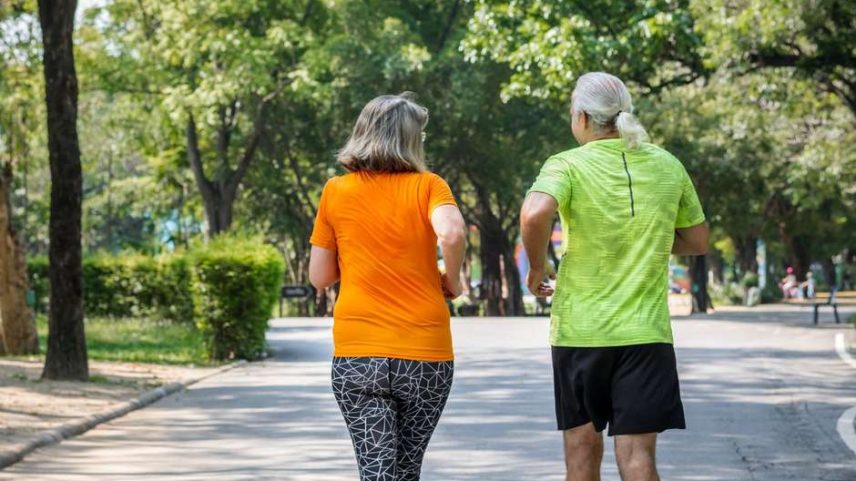 Jorge Lobo, treinador: 'A partir dos 60 anos, o erro mais comum é concentrar-se apenas em exercícios abdominais ou cardio. Caminhar em ritmo acelerado entre 30 e 45 minutos por dia é um dos melhores aliados'.