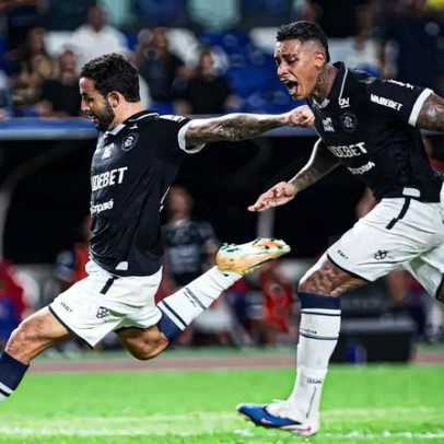 Ivan e Marcelinho celebram vitória sobre o São Paulo