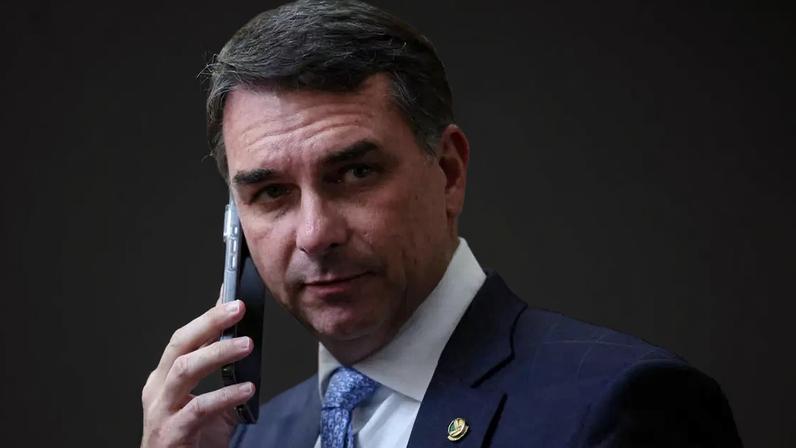 Flávio Bolsonaro ao telefone