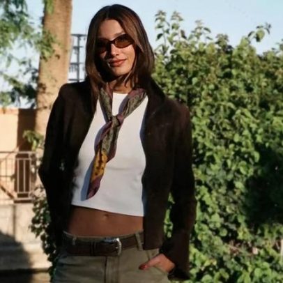 Sasha leva lenço e três looks descomplicados em mala para Los Angeles