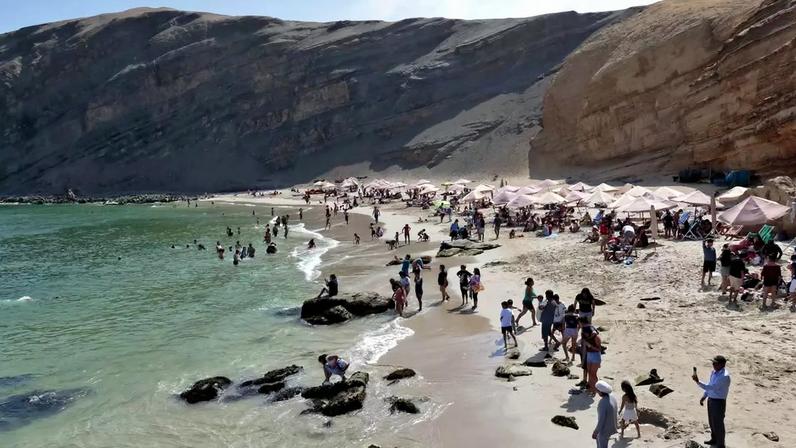Em muitos trechos do litoral, dias de mar aparentemente calmo escondem um dos fenômenos mais perigosos para banhistas: as correntes de retorno – depositphotos.com / Jonathan_Chancasana