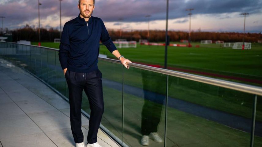 Michael Carrick sendo apresentado como técnico interino do Manchester United