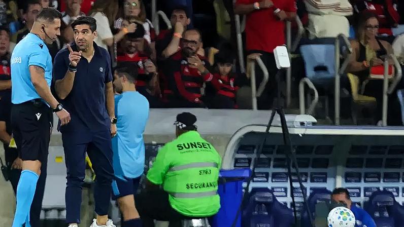 Abel Ferreira reclama durante partida com o Flamengo, no Maracanã.