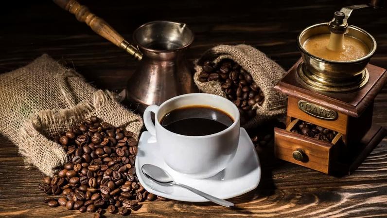 Quem nunca fez careta pro café e hoje não vive sem? – depositphotos.com / EdZbarzhyvetsky