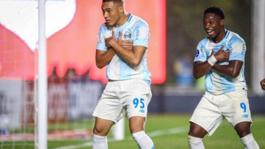 Carlos Vinícius recebe o cumprimento dos companheiros após abrir o placar para o Grêmio na Argentina –