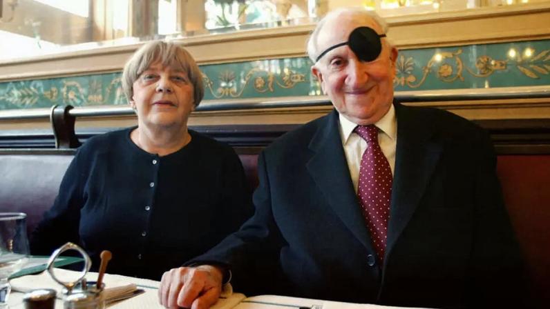 Foto de arquivo do general Paul Aussaresses, então com 84 anos, ao lado da esposa, no restaurante Les Deux Palais, em Paris, pouco antes de chegar ao Palácio da Justiça da capital para o julgamento de um recurso relativo ao seu livro, no qual justificou o uso da tortura pelo exército francês na Argélia. 20 de março de 2003
