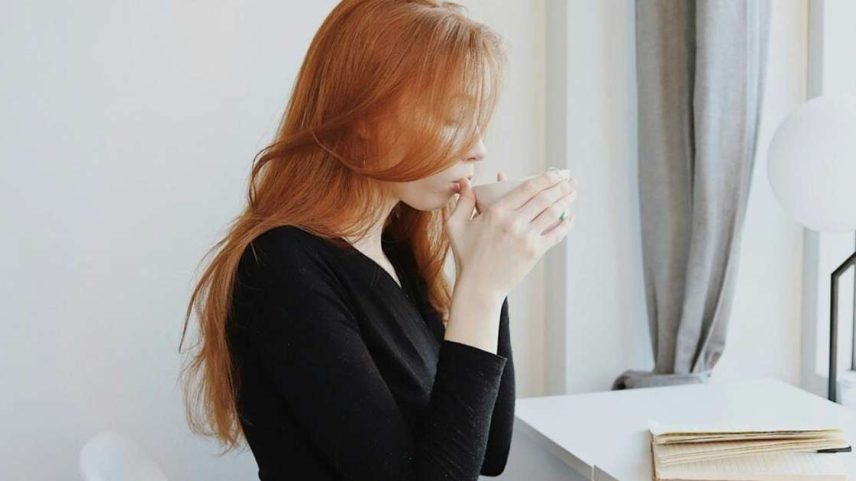 Mulher bebendo café