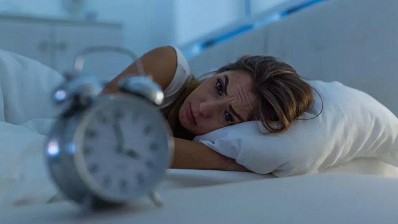 Descubra o erro na posição da cama que prejudica o sono e gera estresse. Arquitetos revelam os piores lugares e dão dicas
