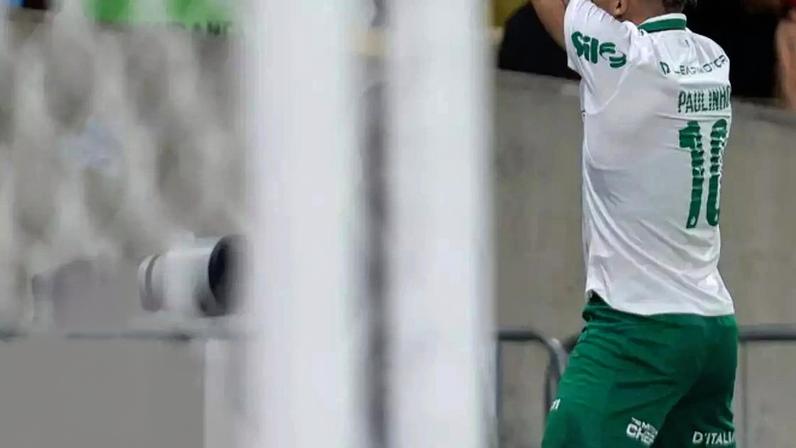 Paulinho comemora vitória do Palmeiras sobre o Flamengo no Maracanã.