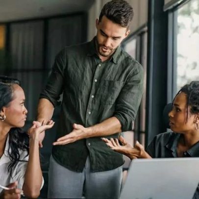 Interromper conversas é questão de educação ou traço de personalidade? A psicologia explica o que pode estar por trás desse comportamento