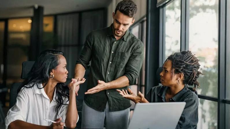 O que significa interromper constantemente uma conversa, segundo a psicologia