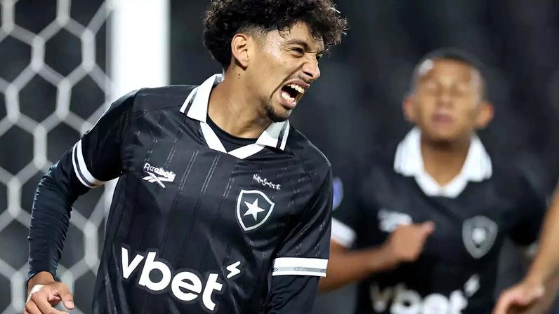 Medina comemorando o primeiro gol do Botafogo