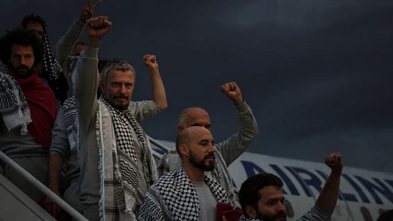 Ativistas da Frota Global Sumud, que haviam sido detidos pelas forças israelenses, desembarcam de um avião no Aeroporto de Istambul, na Turquia, em 21 de maio de 2026.