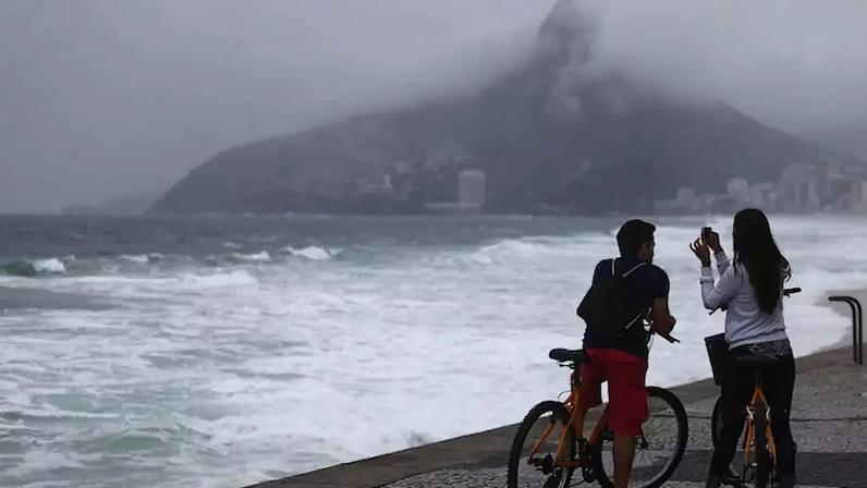 Foto ilustrativa. Maré alta e ondas fortes na praia de Ipanema.