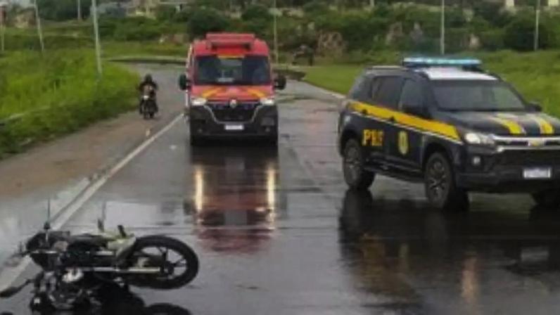 Acidente de moto na BR 104, em Caruaru.