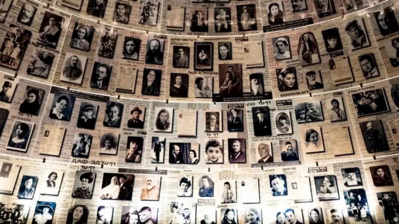 Imagens de vítimas do Holocausto em exposição no Yad Vashem em Jerusalém