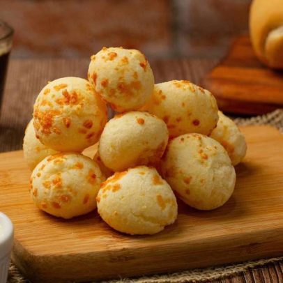 Pão de queijo de tapioca fica crocante por fora e macio por dentro na air fryer