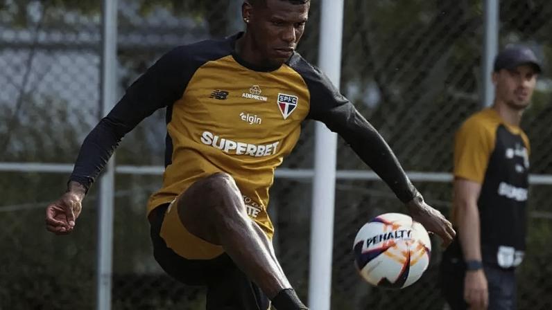 Arboleda reaparece no CT da Barra Funda