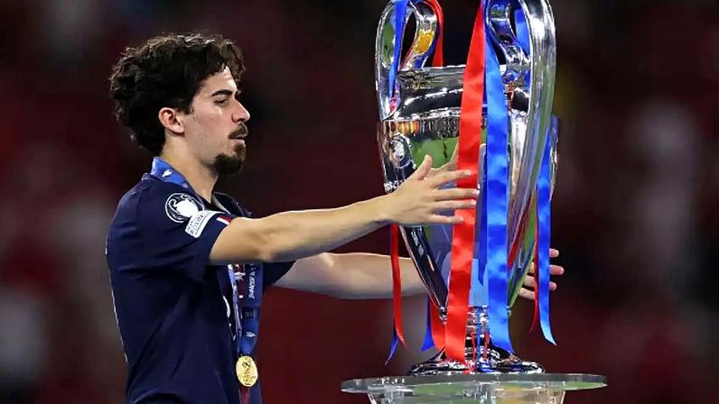 Vitinha conquistou o bicampeonato consecutivo da Champions com o PSG