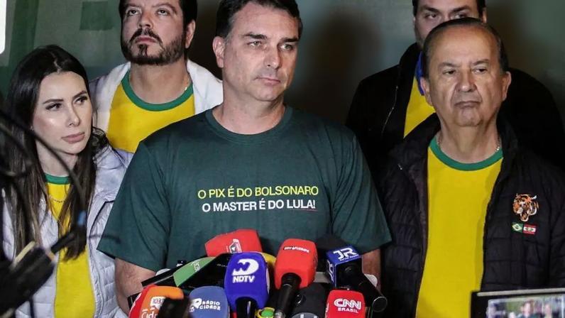 No último fim de semana, durante um evento da pré-campanha em Santa Catarina, Flávio Bolsonaro usou uma camiseta com a inscrição "O Pix é do Bolsonaro; o Master é do Lula".