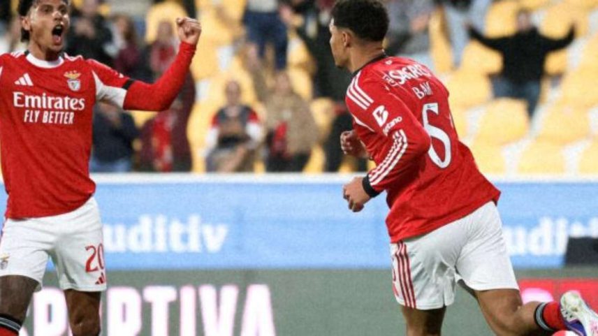 Rafa Silva Richard Ríos, à esquerda, vibra intensamente logo após abrir o placar para o Benfica.