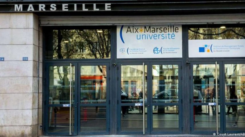 Entrada da Universidade de Aix-Marselha, na França
