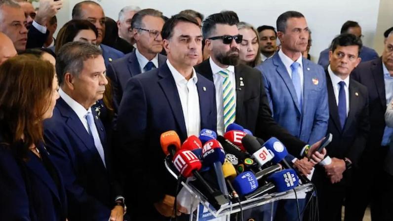 Flávio Bolsonaro após reunião com parlamentares do PL