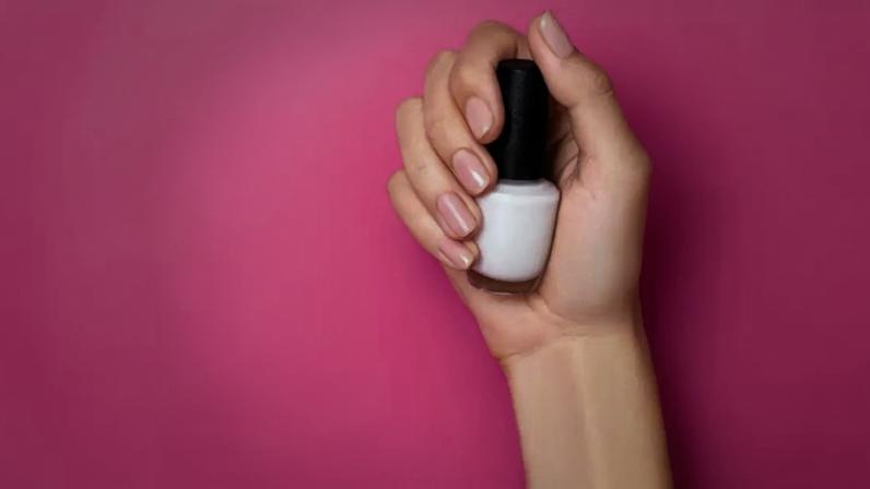 Cores de esmalte 2026: Cloud Dancer, Dark Cherry e Mocha -