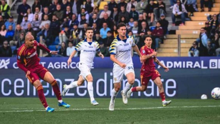 Matias Soule, da Roma, busca superar a marcação de Mandela Keita, do Parma –