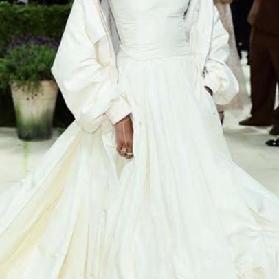 Blue Ivy brilha no Met Gala com look Balenciaga