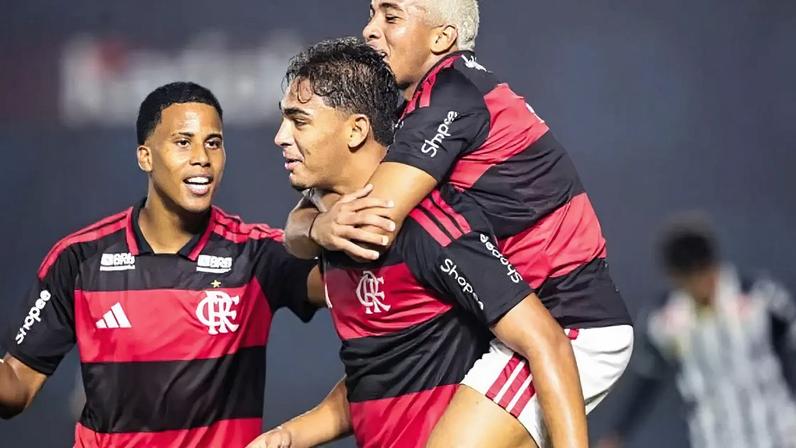 Josmar é festejado após balançar a rede santista no Luso-Brasileiro –