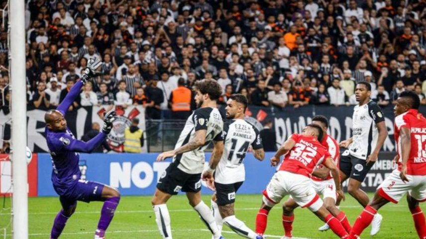 Raniele marca primeiro gol do Corinthians contra o Santa Fé, pela Libertadores.