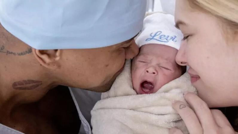 Nasce Levi, filho de Leo Santana e Lore Improta