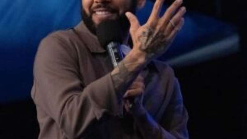 Daniel Alves pregando em culto evangélico.