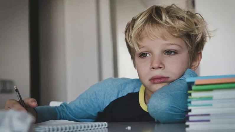 Nem toda falta de foco é TDAH. Entenda como o excesso de telas imita os sintomas do transtorno e saiba como proteger a mente do seu filho