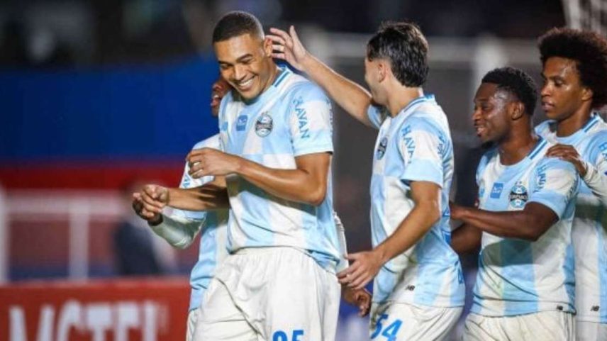 Jogadores do Grêmio comemoram o gol de pênalti marcado por Carlos Vinícius