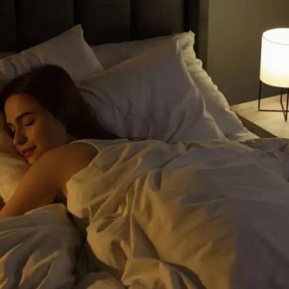 Dormir coberto no calor: por que esse hábito persiste, segundo a psicologia