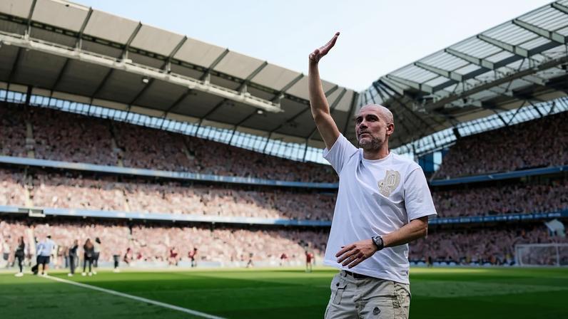 Faixas, mosaicos e aplausos marcaram o adeus de Pep Guardiola após 10 anos no comando do City –