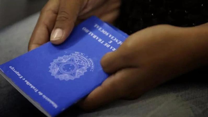 Dos 102 milhões de brasileiros ocupados, apenas 39,2 milhões têm carteira assinada no setor privado