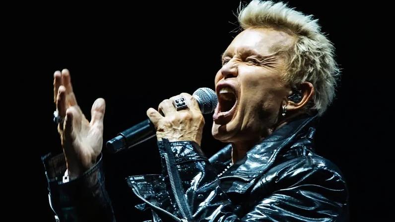 O cantor Billy Idol em 2025